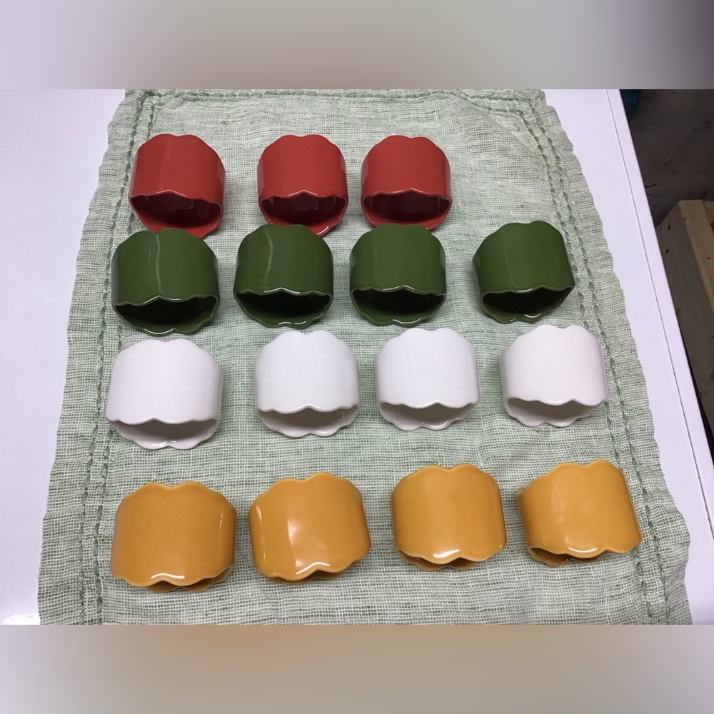 Villeroy & Boch Set Of 15 Porcelain Napkin Rings scalloped edge